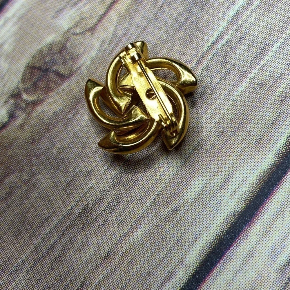 Vintage Gold Tone Pin Brooch Yellow Goldtone Costume Jewelry Classy Classic‎